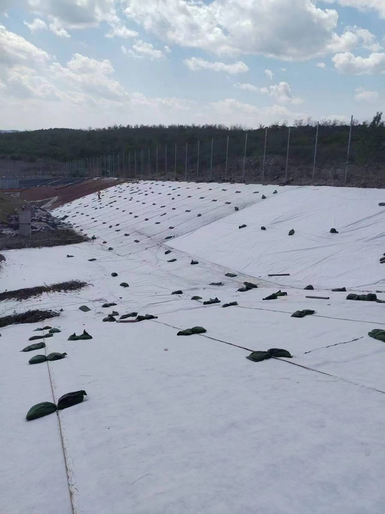 垃圾填埋场修补施工中
